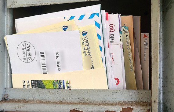 이은해가 도주 직전까지 살았던 인천의 한 빌라 우편함. 이곳에는 이씨가 도주한 뒤부터 밀려 있던 세금 고지서와 수사기관 우편물 등이 다수 쌓여 있다. 2022.4.15/뉴스1 © News1 박아론 기자