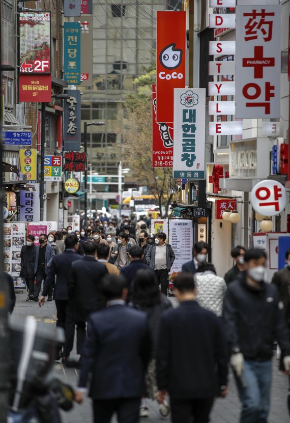 [서울=뉴시스] 정병혁 기자 = 14일 오후 서울 중구 명동에서 마스크를 쓴 시민들이 이동하고 있다. 2022.04.14. jhope@newsis.com