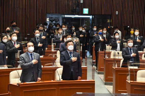 더불어민주당 윤호중 공동비상대책위원장(앞줄 오른쪽)과 박홍근 원내대표(앞줄 왼쪽)가 12일 서울 여의도 국회에서 열린 의원총회에서 동료 의원들과 국민의례를 하고 있다. 2022.4.12/뉴스1 © News1 허경 기자 /사진=뉴스1