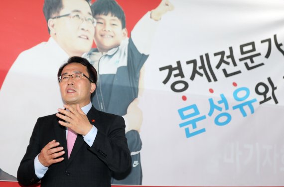 국민의힘 문성유 제주도지사 예비후보가 지난 14일 자신의 선거캠프에서 뉴스1 제주본부와 인터뷰를 진행하고 있다. 2022.4.14./뉴스1 © News1 고동명 기자