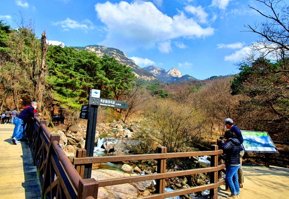 북한산성계곡 등산로입구. 둘레길과 등산로가 교차되는 지점에서 탐방객들이 계곡풍경을 즐기고 있다 © 뉴스1