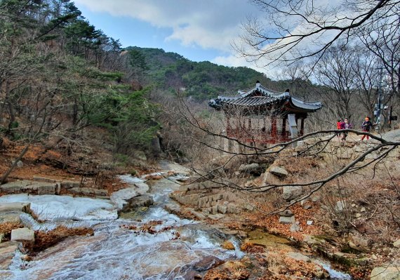 산영루. 예전에는 물가에 산이 비추는 고요한 장소였을까... 현재는 급류가 콸콸 쏟아져 내리는 계곡 옆이다 © 뉴스1