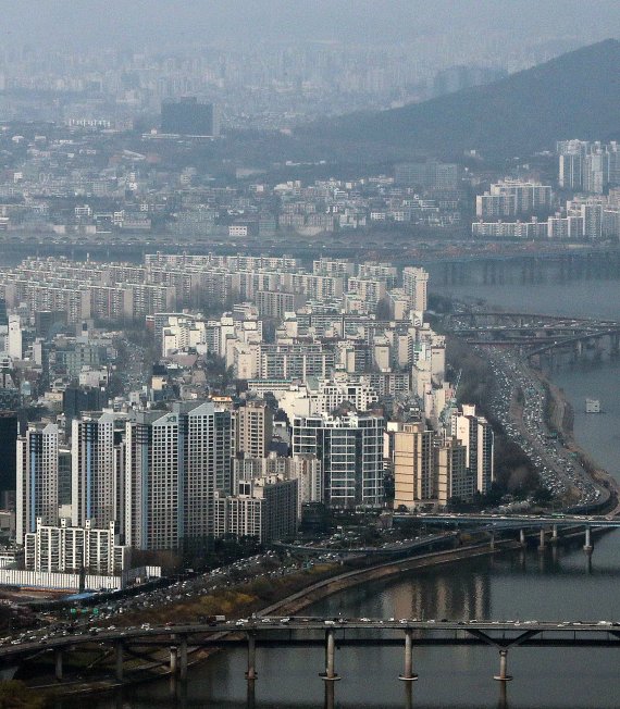 서울 송파구 롯데월드타워 서울스카이에서 바라본 강남구 아파트 단지. 2022.4.5/뉴스1 © News1 박세연 기자