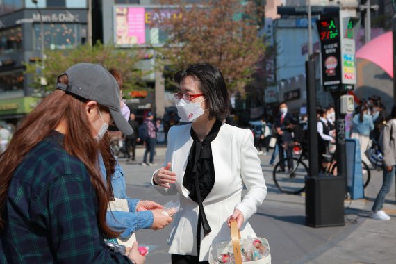 한국가족보건협회가 지난 15일 서울 서대문구 신촌에서 12주 태아의 실물 모형을 나눠주며 생명의 소중함을 알리는 활동을 벌이고 있다. 한국가족보건협회 제공.