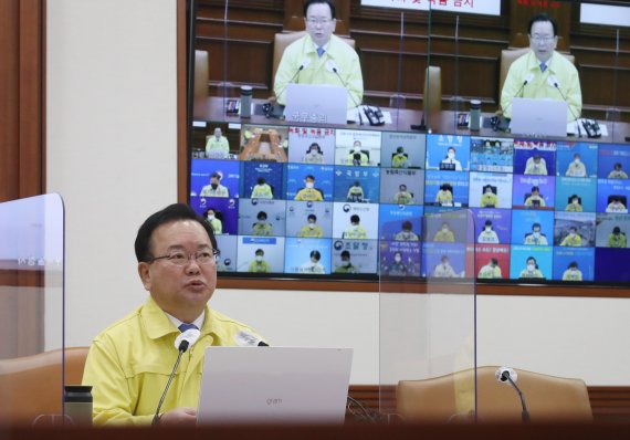 [서울=뉴시스] 김명원 기자 = 김부겸 국무총리가 15일 오전 서울 종로구 정부서울청사에서 열린 코로나19 중앙재난안전대책본부(중대본) 회의에서 '18일부터 사회적 거리두기 전면 해제'를 발표하고 있다. 2022.04.15. kmx1105@newsis.com