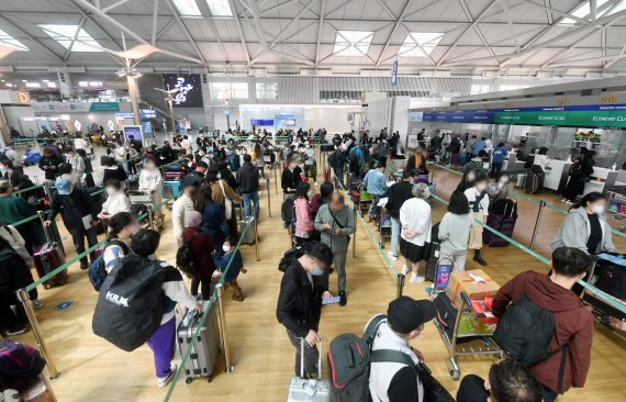 [인천공항=뉴시스] 조성우 기자 = 정부가 코로나19 사태로 전 세계에 적용해온 특별여행주의보를 2년 만에 해제한 14일 오후 인천국제공항 제1여객터미널 출국장에서 이용객들이 출국 수속을 밟기 위해 줄을 서고 있다. 2022.04.14. xconfind@newsis.com