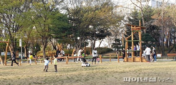 과천시 중앙공원 짚라인 설치…어린이 ‘환호’