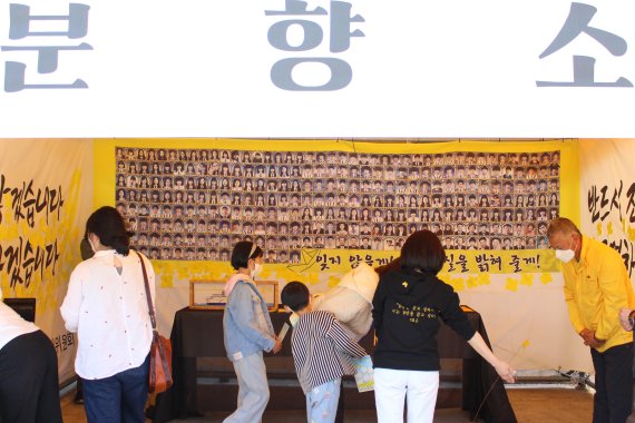[제주=뉴시스] 양영전 기자 = 세월호 참사 8주기를 맞은 16일 오후 제주시 봉개동 세월호 제주기억관에서 열린 '세월호 8주기, 우리는 세월호를 노랑노랑해 with 청소년' 추모 행사를 찾은 시민들이 분향하고 있다. 2022.04.16. 0jeoni@newsis.com