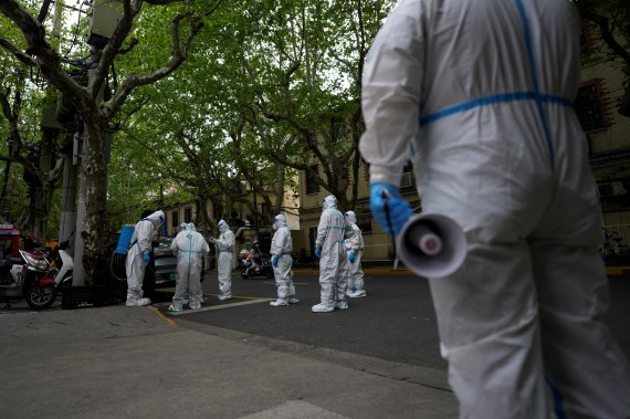 Workers in protective suits stand on a street during a lockdown, amid the coronavirus disease (COVID-19) pandemic, in Shanghai, China, April 16, 2022. REUTERS/Aly Song /REUTERS/뉴스1 /사진=뉴스1 외신화상