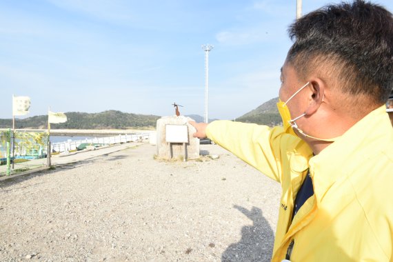 세월호 희생자 고 오준영군의 아빠 오홍진씨가 16일 전남 진도군 임회면 팽목항 일대에서 사고 당시 정박해 아이들을 실고 올라왔다는 부두를 가리키고 있다.2022.4.16/뉴스1 © News1 김동수 기자