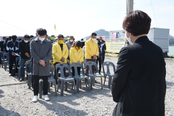 16일 오후 전남 진도군 임회면 팽목항 일대에서 열린 세월호 참사 8주기 기억식에서 유가족들이 묵념을 하고 있다.2022.4.16/뉴스1 © News1 김동수 기자