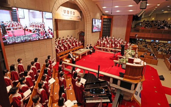 부활주일인 17일 서울 중구 영락교회에서 열린 부활절 예배에서 성가대가 ‘할렐루야’ 찬양을 하고 있다. 사진=박범준 기자