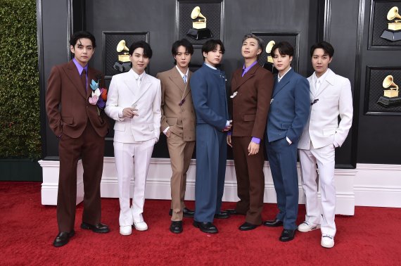 BTS 병역특례법, 찬반 팽팽…"국가적 손해" vs "형평성 논란"