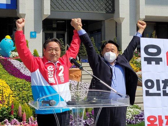 심재돈 전 국민의힘 인천시장 선거 예비후보는 17일 유정복 예비후보 지지를 선언한 뒤 승리를 다짐하는 화이팅을 외치고 있다.