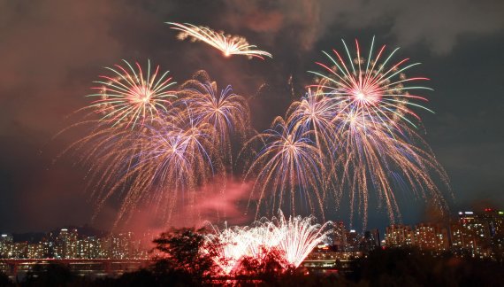 한화가 코로나19 여파로 중단된 서울세계불꽃축제를 3년만에 개최하는 방안을 검토하고 있다. 지난 2019년 10월 서울 여의도 한강공원에서 펼쳐진 '서울세계불꽃축제 2019' 모습. 사진=김범석 기자