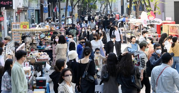 사회적 거리두기 전면 해제를 하루 앞둔 17일 서울 명동거리가 휴일을 즐기러 나온 시민들로 붐비고 있다. 사진=박범준 기자