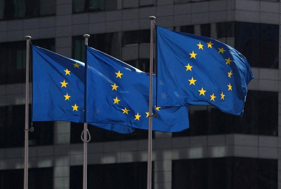 벨기에 브뤼셀 유럽연합(EU) 집행위원회 본부 앞에 게양된 EU 깃발. © 로이터=뉴스1