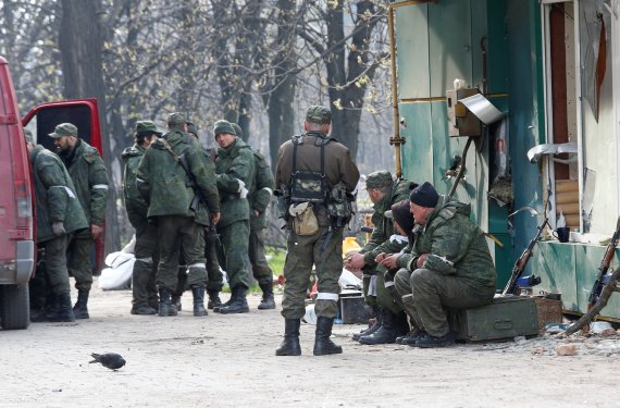 우크라이나 남부 항구도시 마리우폴의 러시아군. 사진=로이터뉴스1