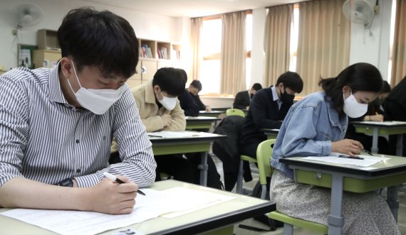 이준석 국민의힘 대표가(왼쪽) 17일 오전 서울 양천구 목동고등학교에서 국민의힘 6·1 지방선거 광역·기초의원 출마자 대상 '공직후보자기초자격평가'(PPAT) 시험을 치르고 있다. (공동취재) /사진=뉴스1