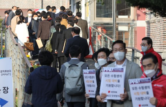 국민의힘 6·1 지방선거 광역·기초의원 출마 대상 후보자들이 17일 오전 서울 양천구 목동고등학교에서 열린 ‘공직후보자기초자격평가'(PPAT) 시험을 치르기 위해 고사장으로 향하고 있다. (공동취재) /사진=뉴스1