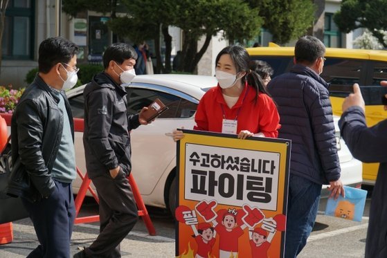 유승민 딸 유담이 왜? 국힘 PPAT시험장서 빨간옷 입고 연신 인사