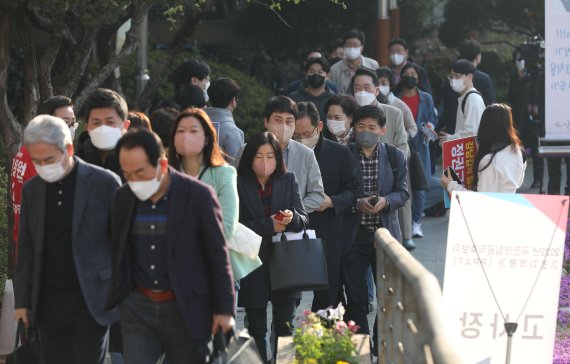 [서울=뉴시스] 국회사진기자단 = 국민의힘이 6·1 지방선거 광역·기초의원 출마자를 대상으로 '공직후보자기초자격평가'(PPAT)를 시행한 17일 오전 서울 양천구 목동고등학교에 마련된 고사장으로 응시자들이 입장하고 있다. 2022.04.17. photo@newsis.com