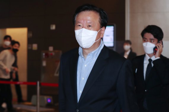 정호영 보건복지부 장관 후보자가 18일 오전 서울 서대문구 국민건강보험공단에 마련된 인사청문회 준비 사무실로 출근하고 있다. © News1 민경석 기자