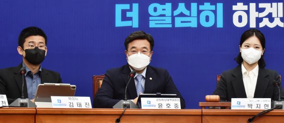 윤호중 공동비대위원장이 18일 서울 여의도 국회 본관에서 열린 더불어민주당 비상대책위원회의에 참석해 발언하고 있다. 공동취재사진, 뉴시스.