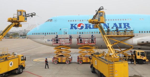 18일 오전 인천광역시 중구 운서동 대한항공 인천 정비 격납고에서 관계자들이 대한항공 항공기 보잉747-8i 세척 작업을 하고 있다. 2022.4.18/뉴스1 © News1 임세영 기자