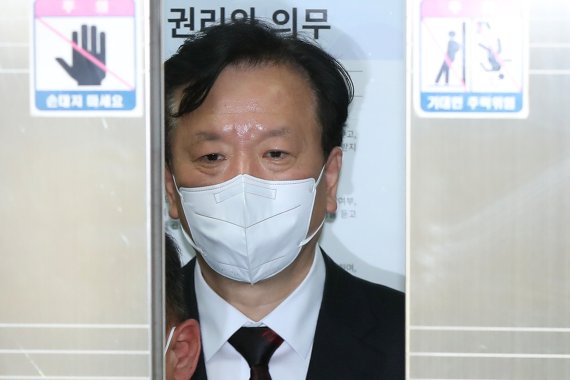 정호영 보건복지부 장관 후보자가 17일 오후 서울 중구 국립중앙의료원에서 자녀 의과대학 편입학 특혜·병역비리 등 의혹 관련 해명 기자회견을 마친 뒤 승강기에 올라 있다. 2022.4.17/뉴스1 © News1 민경석 기자