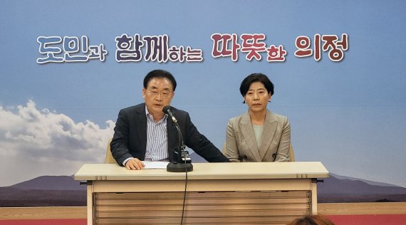 더불어민주당 제주도지사 공천에서 컷오프된 김태석 전 제주도의회 의장이 18일 오전 도의회 도민카페에서 기자회견을 열고 문대림 예비후보 지지를 선언하고 있다© 뉴스1