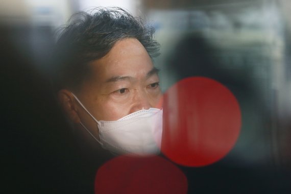 김오수 검찰총장이 박병석 국회의장에게 검찰 수사권 완전 박탈 입법 추진의 부당성을 호소하기 위해 15일 오전 국회에 들어서며 취재진의 질문에 답하고 있다. 김 총장은 전날 국회 방문 때 박병석 의장에게 면담을 요청했으나 성사되지 않았다. 이날도 박 의장과의 만남 일정이 조율된 상태는 아니라고 대검은 설명했다. (공동취재)2022.4.15/뉴스1 © News1 허경 기자