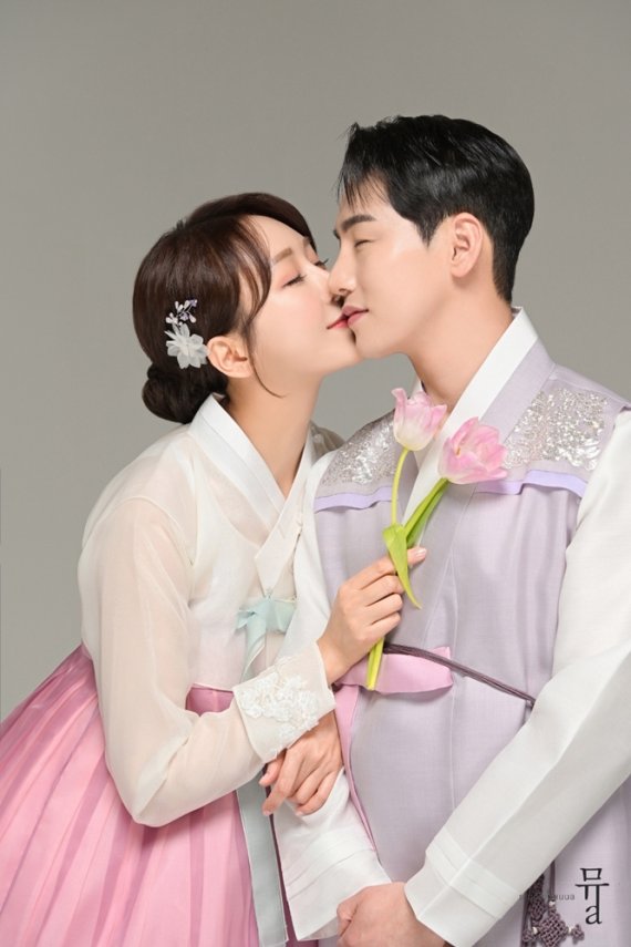 Casamento de Park Jun Han Young 'oito anos mais velho e mais novo'... um beijo tímido