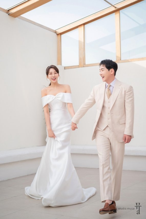 Casamento de Park Jun Han Young 'oito anos mais velho e mais novo'... um beijo tímido