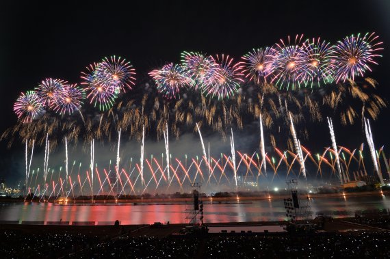 지난 2019년 경북 포항시 남구 형산강 체육공원에서 열린 포항국제불빛축제 메인행사에 참여한 한국 한화팀이 길이 1km의 초대형 불꽃을 쏘아 올리고 있다. 2019.6.1/뉴스1 © News1 최창호 기자