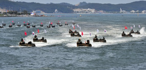 지난 2017년 포항해병문화축제에서 해병대 1사단 장병들이 KAAV(한국형상륙돌격장갑차)와 IBS보트를 타고 상륙작전 시연을 하고 있다.2017.6.10/뉴스1 © News1 최창호 기자