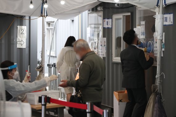 확진자 격리 없어지면 출근은?…"아플땐 쉬는 문화 정착 지원"