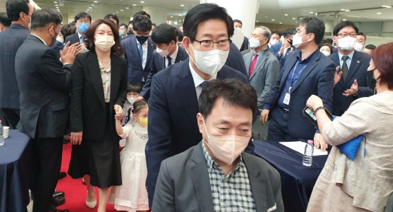 양승조 지사가 지역대표들과 함께 기자회견장에 들어서고 있다. © 뉴스1 주향 기자