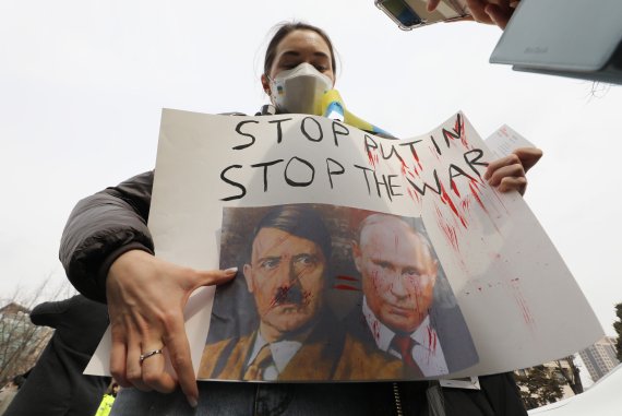 민주사회를 위한 변호사모임(민변)과 참여연대 등 관계자들이 28일 서울 중구 러시아대사관 앞에서 '러시아의 우크라이나 침공 즉각 중단, 평화적 해결 촉구 시민사회 공동 기자회견'을 갖고 있다. 2022.2.28/뉴스1 © News1 이성철 기자