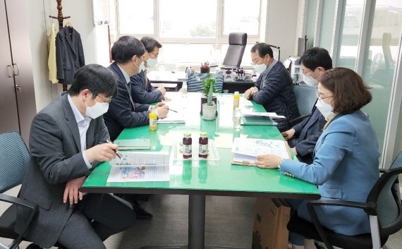 홍성열 증평군수가 교육부를 방문해 증평 송산초 신설요구를 건의하고 있다.(증평군 제공)© 뉴스1