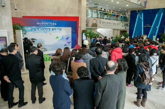 군산근대역사박물관 관람객이 100만명을 돌파하는 등 전국의 관광객이 찾는 명소로 자리매김하고 있다.© 뉴스1