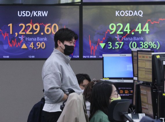 15일 오후 서울 중구 하나은행 딜링룸에서 직원들이 업무를 보고 있다. 2022.4.15/뉴스1 © News1 신웅수 기자