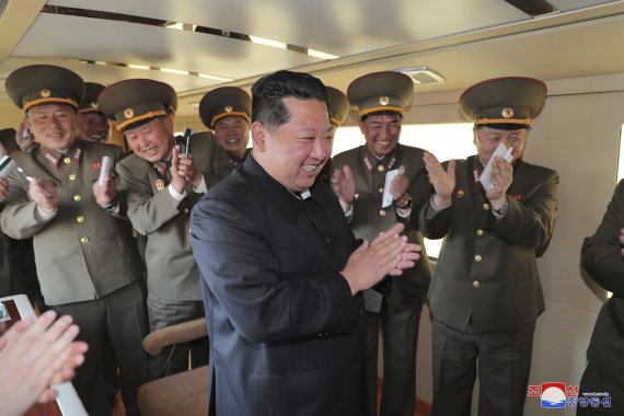 [AP/뉴시스]북한 정부가 17일 제공한 날짜 미상의 사진. 김정은 국무위원장(가운데)이 앞쪽을 바라보며 박수를 치고 웃고 있다. 이날 북한은 지난 16일 '신형 전술유도무기' 시험발사를 실시했으며 김 위원장이 참관했다고 발표했다. 2022.04.18.