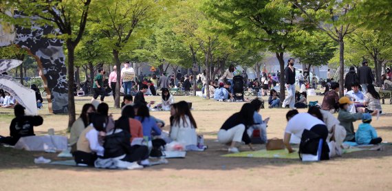 서울 최고기온이 20도까지 오르는 등 초여름 날씨를 보인 17일 오후 서울 여의도 한강공원이 나들이객들로 붐비고 있다. 2022.4.17/뉴스1 © News1 김진환 기자