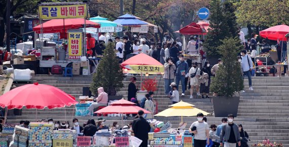 서울 최고기온이 20도까지 오르는 등 초여름 날씨를 보인 17일 오후 서울 여의도 한강공원이 나들이객들로 붐비고 있다. 2022.4.17/뉴스1 © News1 김진환 기자