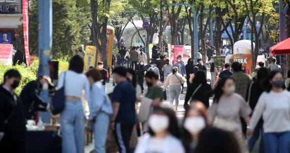 서울 마포구 홍대거리를 찾은 시민들이 발걸음을 옮기고 있다. 뉴시스 제공.