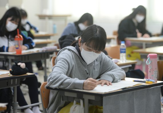 대전의 한 고등학교에서 3학년 학생들이 시험을 치르고 있다. (사진은 기사와 관련 없음) © News1 김기태 기자