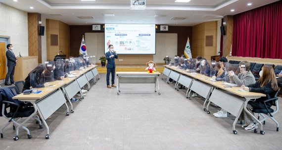 괴산군이 신규로 추진하는 '로봇활용 사회적 약자 편익지원사업' 수행인력 교육을 하는 등 본격적인 사업에 나섰다.(괴산군 제공)© 뉴스1