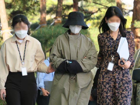 [인천=뉴시스] 김동영 기자 = 지난 16일 오후 경기 덕양구 오피스텔에서 검거된 ‘계곡 살인’ 용의자 이은해씨가 인천지검으로 압송되고 있다. 2022.04.16. dy0121@newsis.com