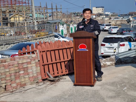 강릉·동해 산불 발생 나흘째인 지난달 8일 심규언 동해시장이 묵호 해맞이마을에서 기자회견을 열고 산불피해복구 계획을 밝히고 있다. 2022.3.8/뉴스1 윤왕근 기자